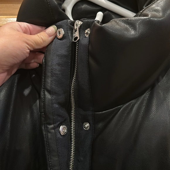 Abercrombie Women’s A&F Vegan Leather Mini Puffer - Picture 2 of 6